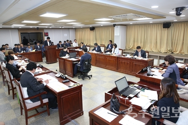 수원시의회 교통건설체육위원회의가 소관부서의 업무보고를 받고 있다.(사진=수원시의회)