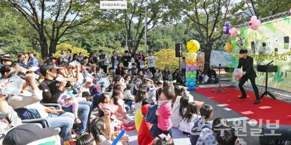 12일 의왕국민체육센터에서 유아·초등학생 및 학부모들이  ‘제1회 의왕 영어테마축제’를 즐기고 있다.(사진=의왕시)
