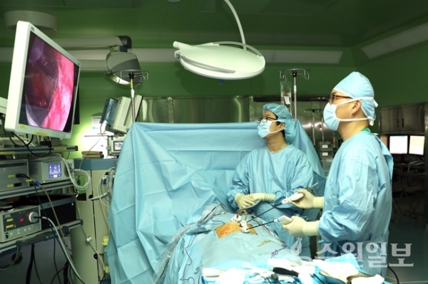 성빈센트병원 대장암센터장 계봉현(오른쪽) 교수의 복강경 수술 모습.(사진=성빈센트병원)