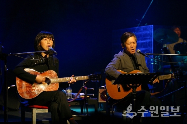 데뷔 40주년을 맞은 정태춘(오른쪽)·박은옥 부부.(사진=경기도문화의전당)