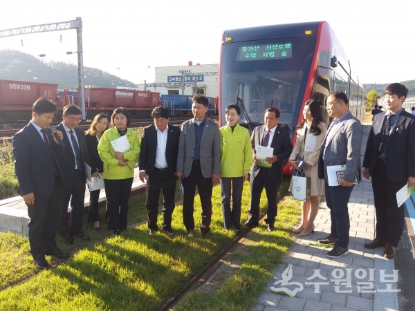 수원시의회 교통건설체육위원들이 무가선 트램을 살펴보고 있다.(사진=수원시의회)