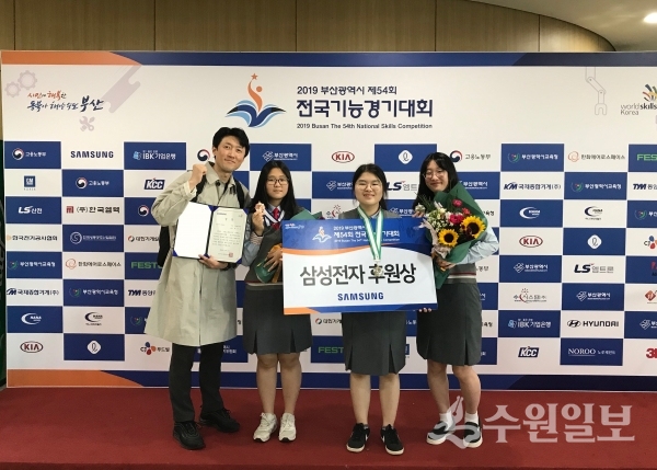 전국기능경기대회 그래픽디자인 부문에서 메달을 딴 한봄고 학생들. 왼쪽 두번째부터 박혜빈, 백진경, 박수현.(사진=한봄고)