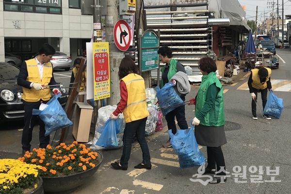 매교동에서 실시한 우리동네 대청소 모습.(사진=매교동)