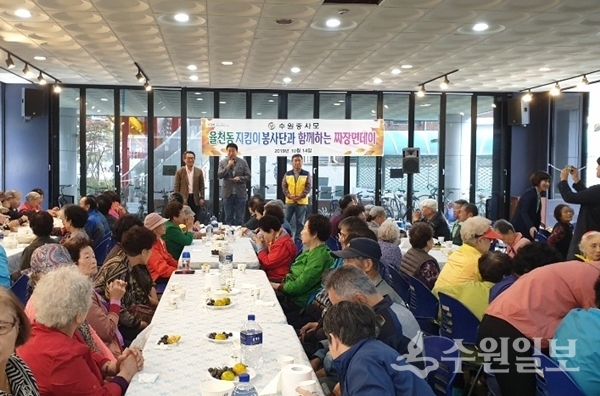 율천동 어르신들이 짜장면을 먹고 있다.(사진=율천동)