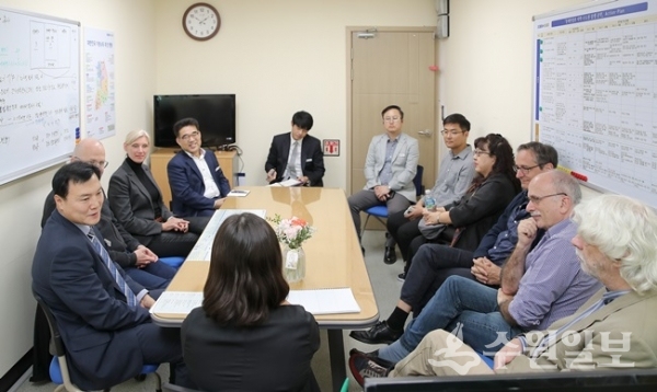 15일 오후 경기도청 정책수석실에 마누엘 프란츠만 독일 킬(Kiel) 대학교 교수 등 마안츠 대학교, 뉘른베르그 대학교, 코를렌츠 대학교 연구원 등 총5명으로 구성된 독일 기본소득 연구단이 경기도청을 방문해 조계원 경기도 정책수석 등 청년기본소득 경기도 관계자 및 전문가들과 환담을 나눴다.(사진=경기도)