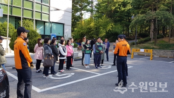 소방훈련에 참가 중인 시민들.(사진=권선2동)