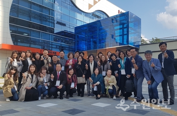오산시를 방문한 부천교육지원청 관계자들이 포즈를 취했다.(사진=오산시)