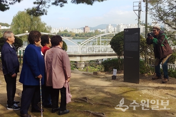 어르신들이 서호공원에서 기념사진을 찍고 있다.(사진=화서2동)