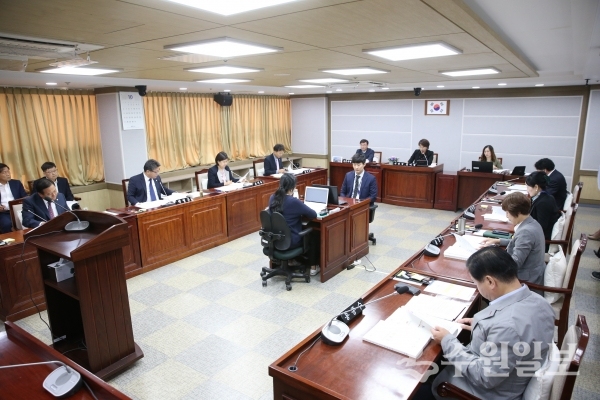 수원시의회 교통건설체육위원회가 안건을 의결하고 있다.(사진=수원시의회)