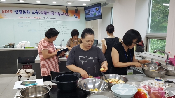 농업기술센터 교육장에서 수강생들이 실습 교육을 받고 있다.(사진=수원시)