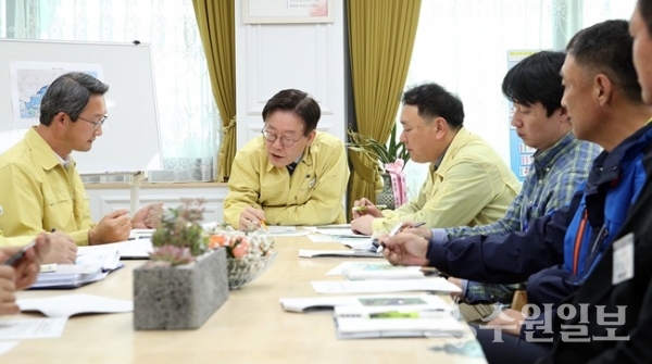 이재명(가운데) 경기도지사가 야생멧돼지 포획 관련 회의를 이끌고 있다.(사진=경기도)