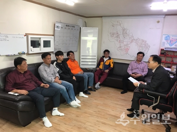 권선구 불법 주정차 단속원 직무교육 모습.(사진=권선구)
