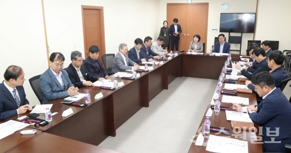 17일 경기도의회가  ‘의정포털 시스템 연구용역 착수보고회’를 갖고 있다.(사진=경기도의회)
