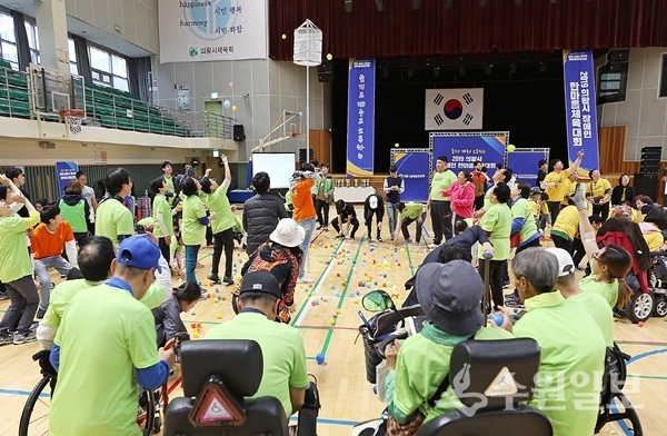 의왕시 장애인 한마음 체육대회 참여자들이 경기를 하고 있다.(사진=의왕시)