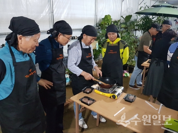 남성들이 요리를 하고 있다.(사진=평택시)