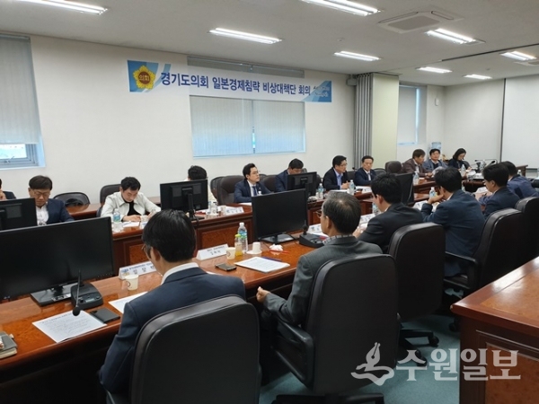 18일 경기도의회 '일본경제침략 비상대책단'이 도내 반도체 기업에서 일본수출규제에 따른 기업 애로사항을 청취하고 있다.(사진=경기도의회)
