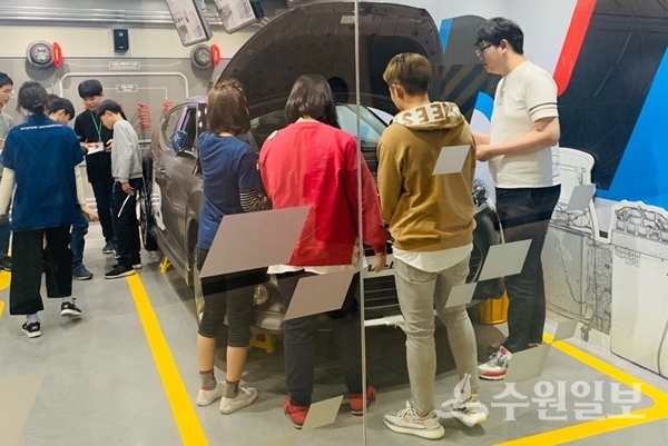 청소년들이 의왕시학교밖청소년지원센터의 진로 및 직업체험 프로그램에 참여하고 있다.(사진=의왕시)