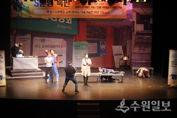 22일 안양아트홀에서 열리는 극단 각시의 '인터뷰' 공연 장면.(사진=경기도문화의전당)