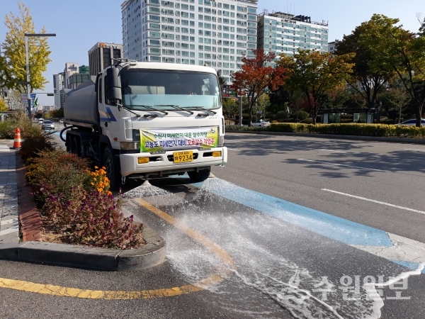 살수차가 도로에 물을 뿌리고 있다.(사진=수원시)