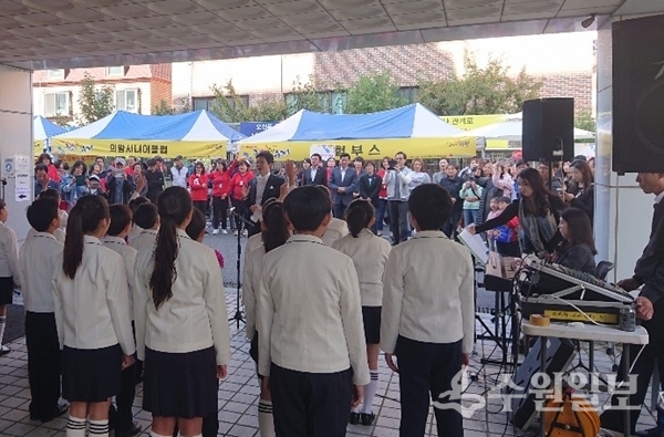 ‘제4회 1004나눔 국화향기축제’에서 어린이합창단이 노래를 부르고 있다.(사진=의왕시)