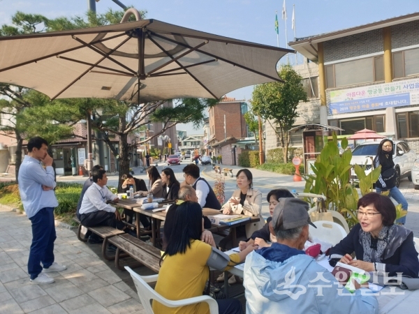 전문가들이 주민을 상담하고 있다.(사진=행궁동)