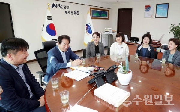 백군기(왼쪽에서 두 번째) 용인시장이 22일 시장실에서 용인시서점협동조합 관계자들과 만나 환담을 나누고 있다.(사진=용인시)