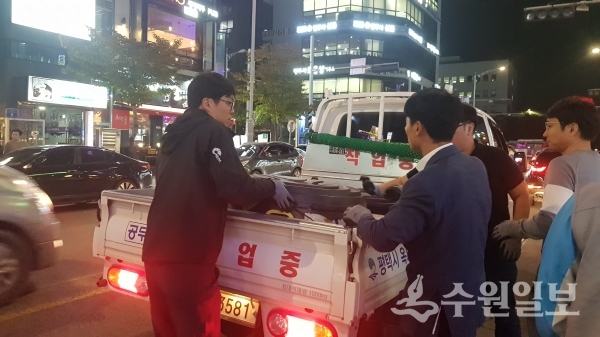 평택시 관계자들이 불법광고물을 철거하고 있다.(사진=평택시)