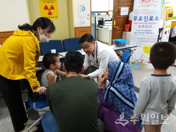 외국인 아이가 진료를 받고 있다.(사진=평택시)