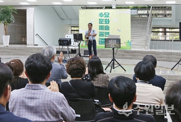 의왕시청 로비에서 색소폰이 연주되고 있다.(사진=의왕시)