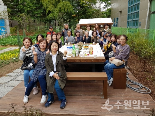 매탄3동 사랑나눔 마을 조경가드너 교육 수료생들.(사진=매탄3동)