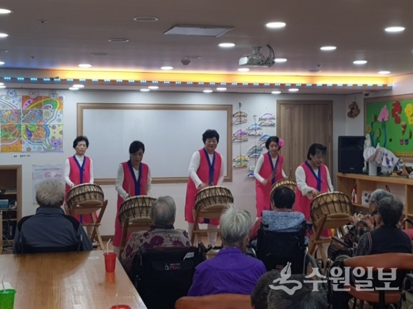 평택시 송탄동 자원봉사나눔센터 회원들이 난타 공연을 하고 있다.(사진=평택시)