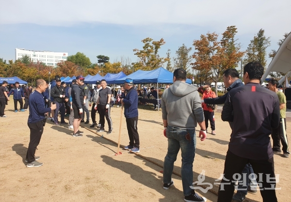 ‘제22회 수원시 환경관리원 한마음 체육대회’ 참가자들이 줄다리기를 하고 있다.(사진=수원시)