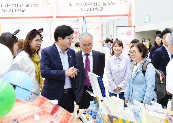 염태영 수원시장(왼쪽 세번째)이 ‘더 큰 수원! 미래교육 페스티벌’을 참관했다.(사진=수원시)