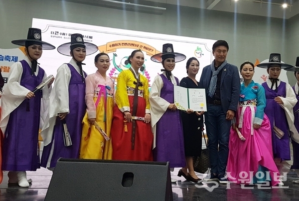 수원시 평생학습축제 주민자치프로그램 경연대회 대상을 차지한 원천동 원천먼내 한국무용 동아리.(사진=영통구)