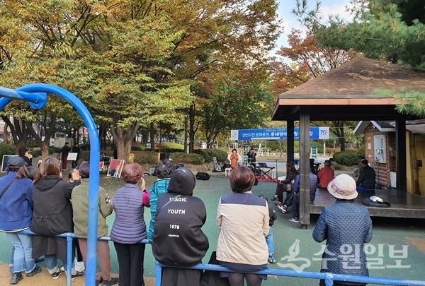 주민들이 권선구에서 진행한 버스킹 공연을 관람하고 있다.(사진=권선구)