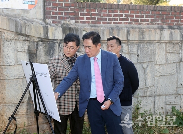 정장선 평택시장(가운데)이 신장동 도로 확포장 현장을 방문했다.(사진=평택시)