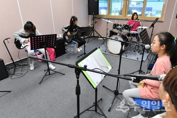 학생들이 서호초 마을학교에 마련된 밴드연습실에서 악기를 연주 중이다.(사진=수원시)
