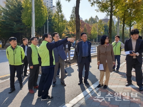 송영완 영통구청장(왼쪽 4번째)가 영통구로 편입된 일대를 확인하고 있다.(사진=영통구)