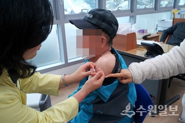 평택시가 65세 이상 어르신의 폐렴 예방 주사 무료 접종을 실시 중이다.(사진=수원시)