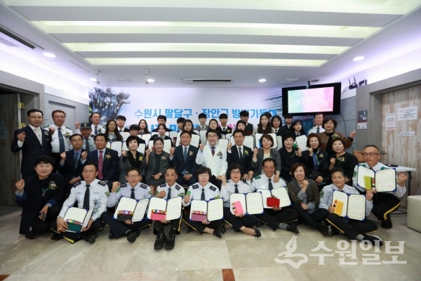 강남여성병원이 28일 팔달구·장안구 방범기동순찰대 봉사자와 자녀에게 장학금을 건넸다. (사진=수원시의회)