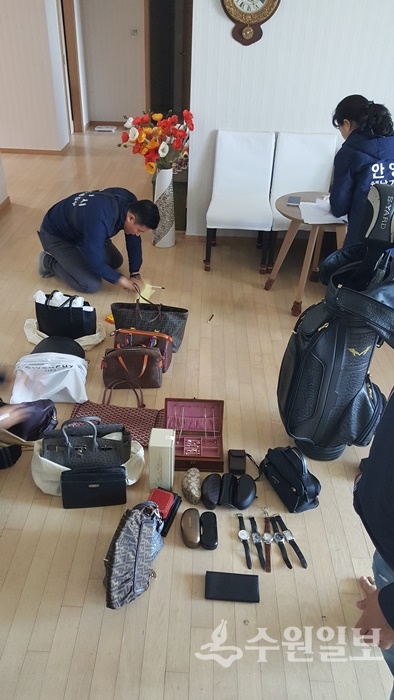 경기도 광역체납기동반이 체납자 징수활동으로 가택수색을 하고 있다.(사진=경기도)