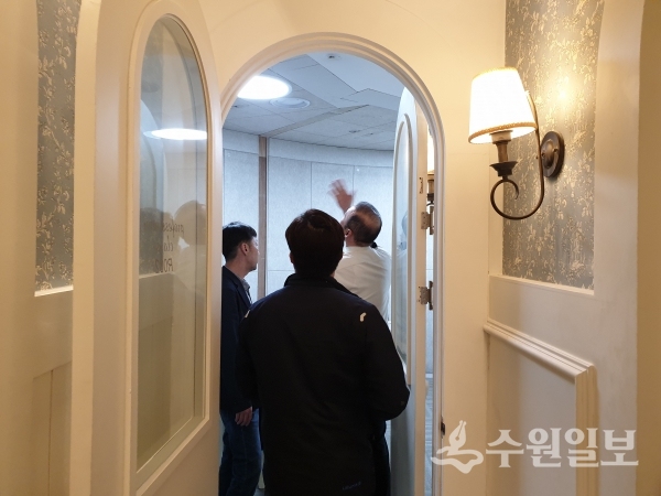수원시·수원소방서 관계자로 구성된 합동점검반이 음악연습실 안전관리실태를 점검하고 있다.(사진=수원시)