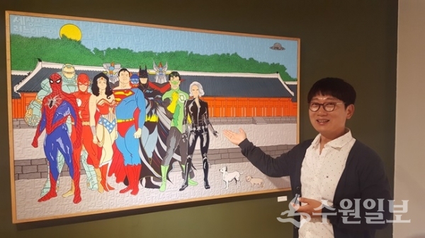 성태진 작가가 자산의 작품 '종묘' 앞에서 작품 설명을 하고 있다.(사진=수원일보)