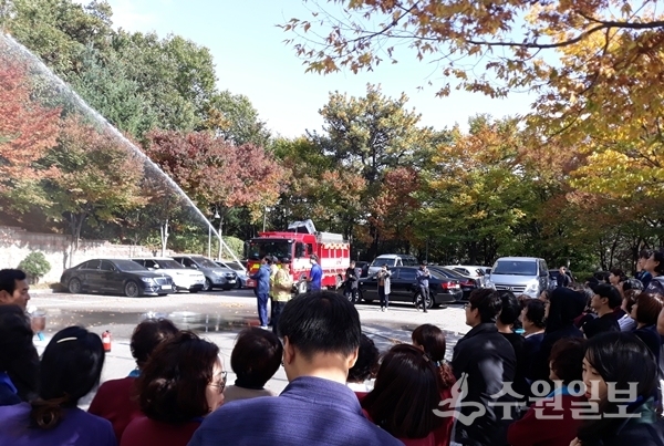 29일 수원시립노인전문요양원에서 열린 화재대피훈련에서 소방차가 물을 뿌리고 있다. (사진=장안구)