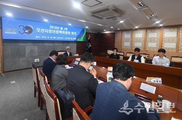오산시청년정책위원회에서 위원들이 의견을 나누고 있다.(사진=오산시)