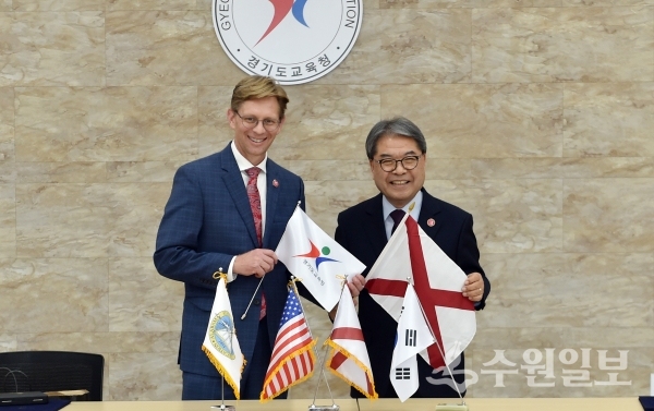 이재정 경기도교육감(오른쪽)과 에릭 맥키 앨라배마주 교육감이 업무협약서를 펼쳐보이고 있다.(사진=경기도교육청)