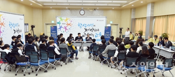 이재정 경기도교육감이 도내 지역학생대표와 함께 한 교육정책토론회에서 답변을 하고 있다.(사진=경기도교육청)