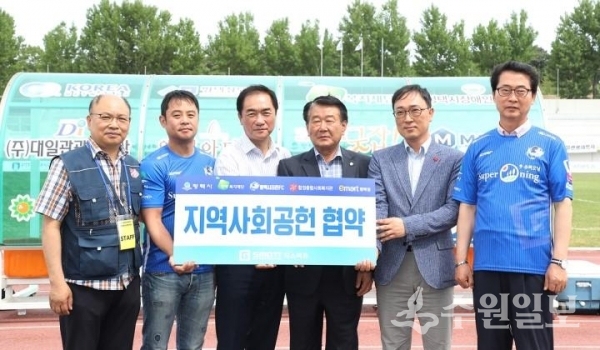 왼쪽부터 이재호 평택합정종합복지관 관장, 이호준 평택시민축구단 구단주, 정장선 평택시장, 권영화 평택시의회 의장, 김도완 이마트평택점 점장, 김기성 평택복지재단 이사장.(사진=평택시)