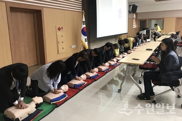 경기도교육청 직원들이 심폐소생술 실습을 하고 있다.(사진=경기도교육청)