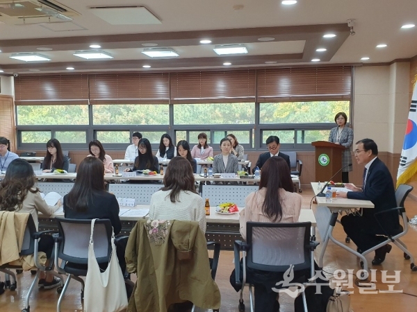 송영완 영통구청장(맨 오른쪽)이 민원담당공무원들에게 당부하고 있다.(사진=영통구)